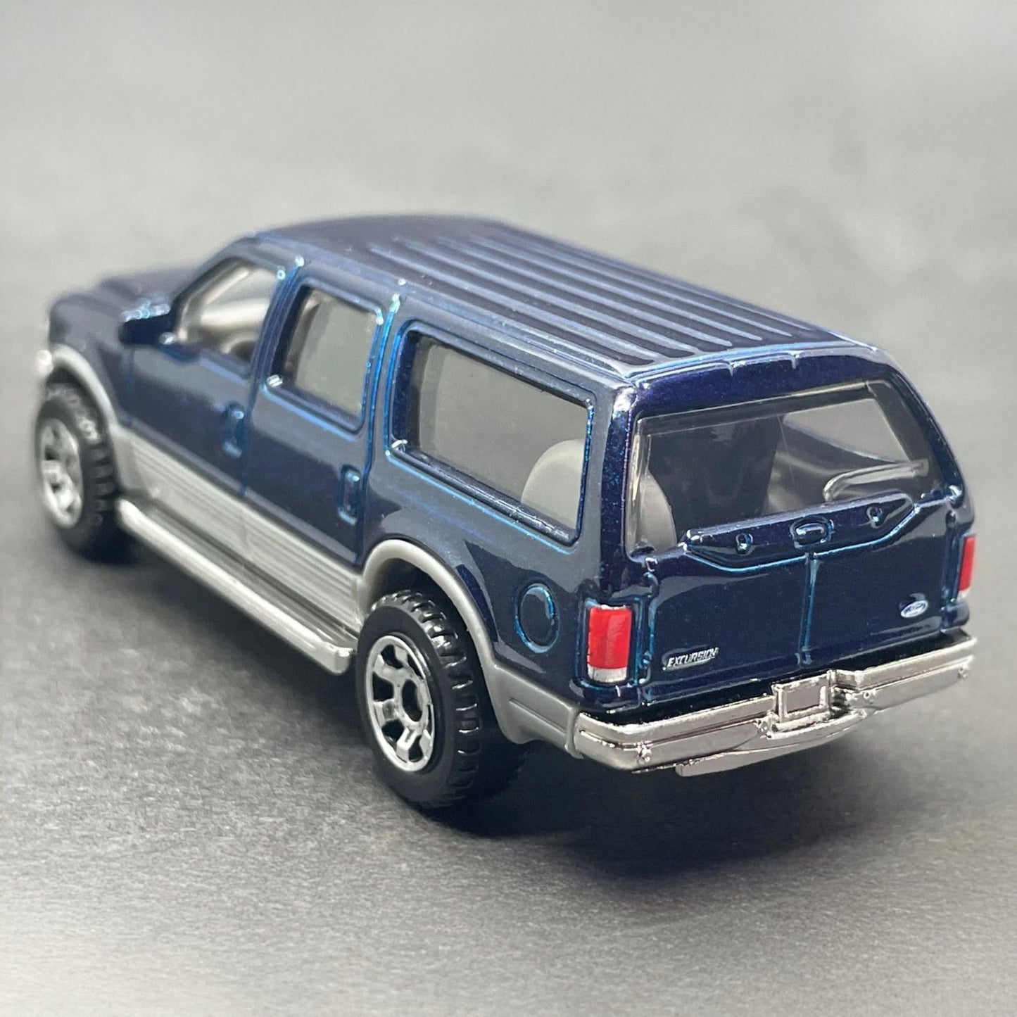 Matchbox Car Ford Excursion Moving Parts Diecast 1/64 Scale Model