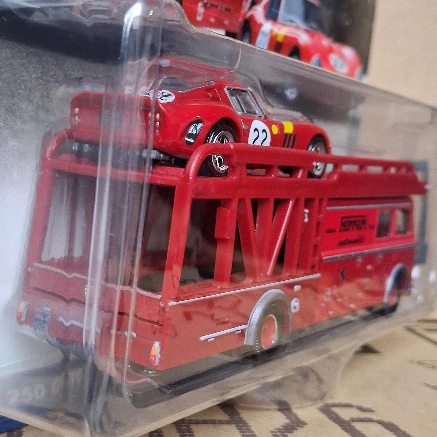 Hot Wheels Team Transport Ferrari 250 GTO & Fiat 642 RN Bartoletti Transporter 1:64 Premium Set
