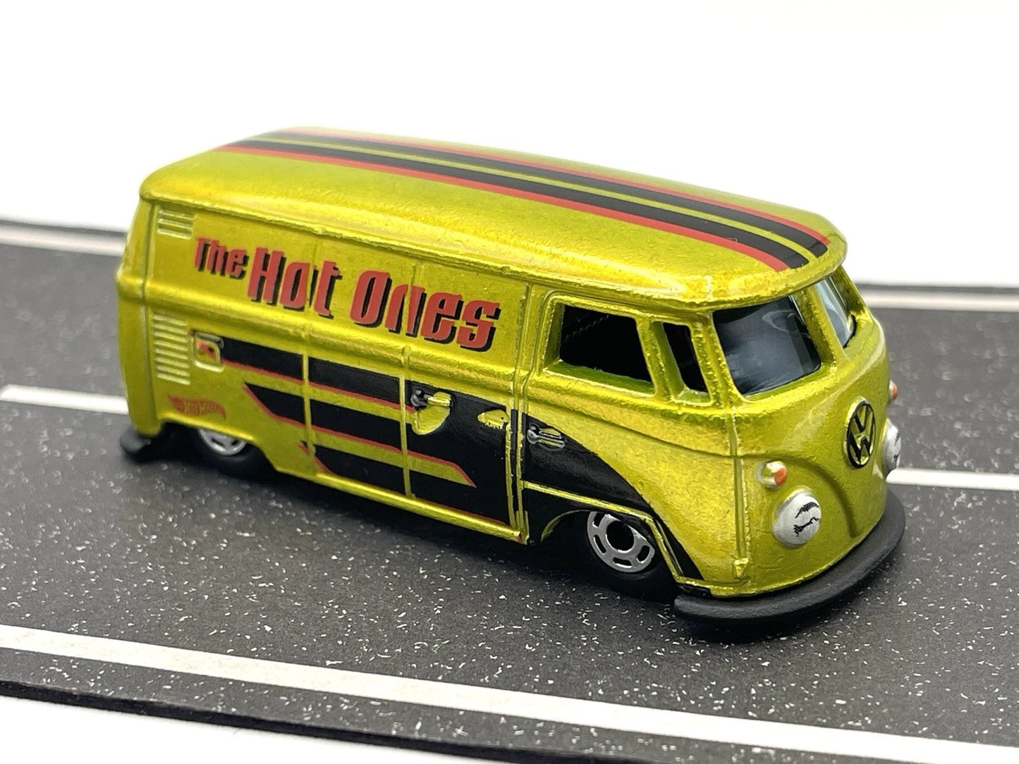 Hot Wheels Volkswagen T1 Panel Bus The Hot Ones Gold VW Van 1:64 Diecast Model